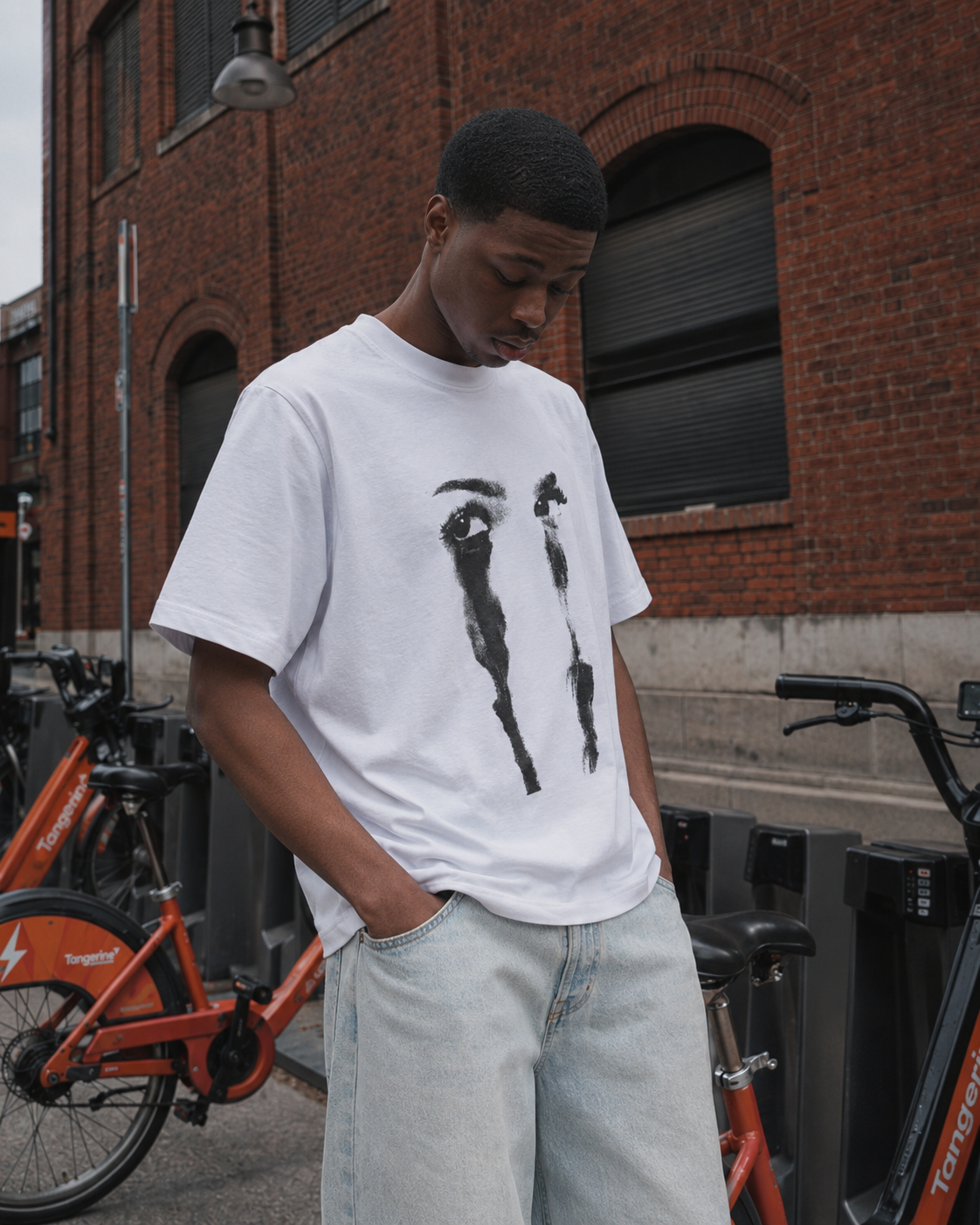 Détail print crying eyes du T-shirt Y2K Vaen