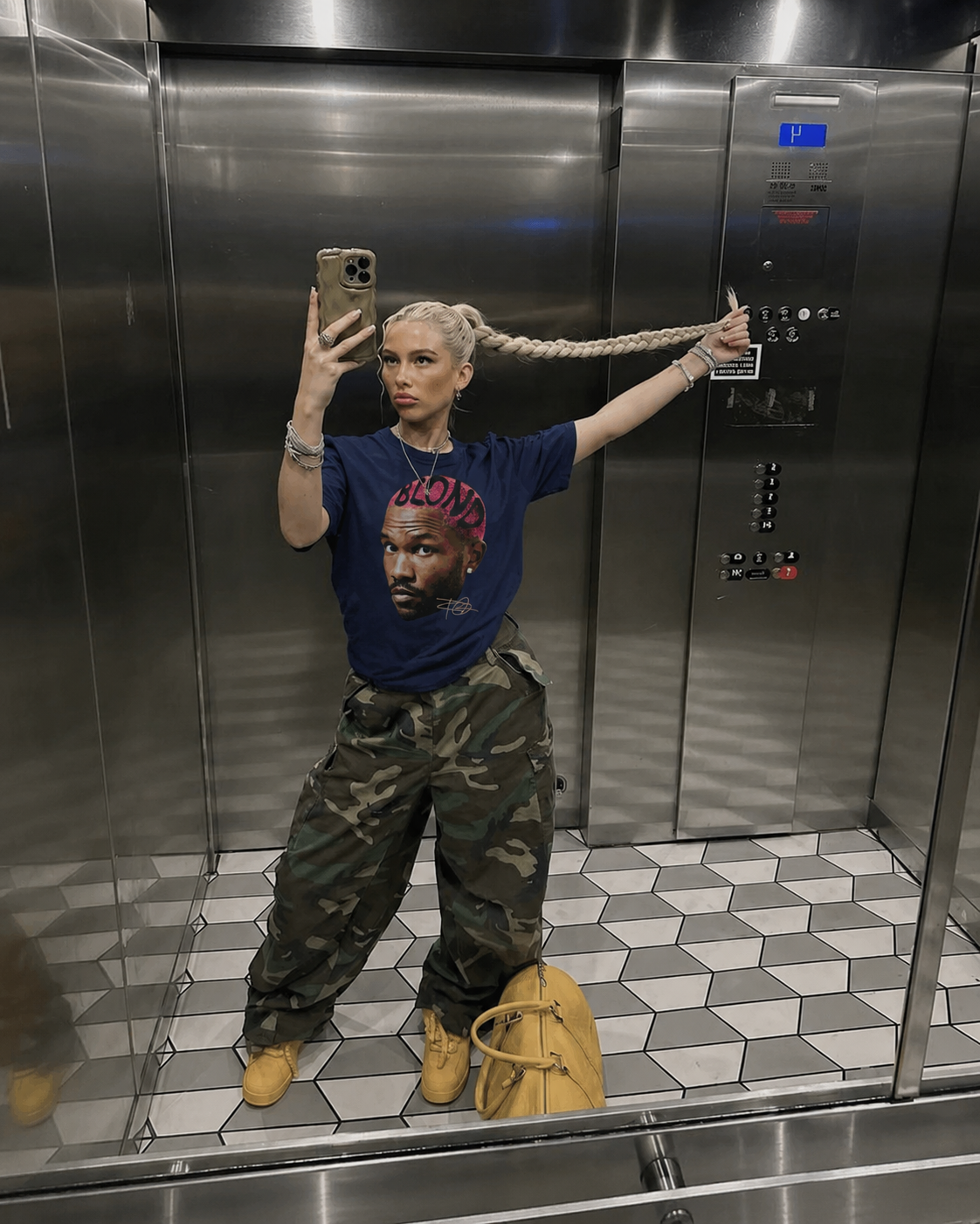 Graphic T-shirt Y2K Crazy Ocean Navy - worn selfie miroir
