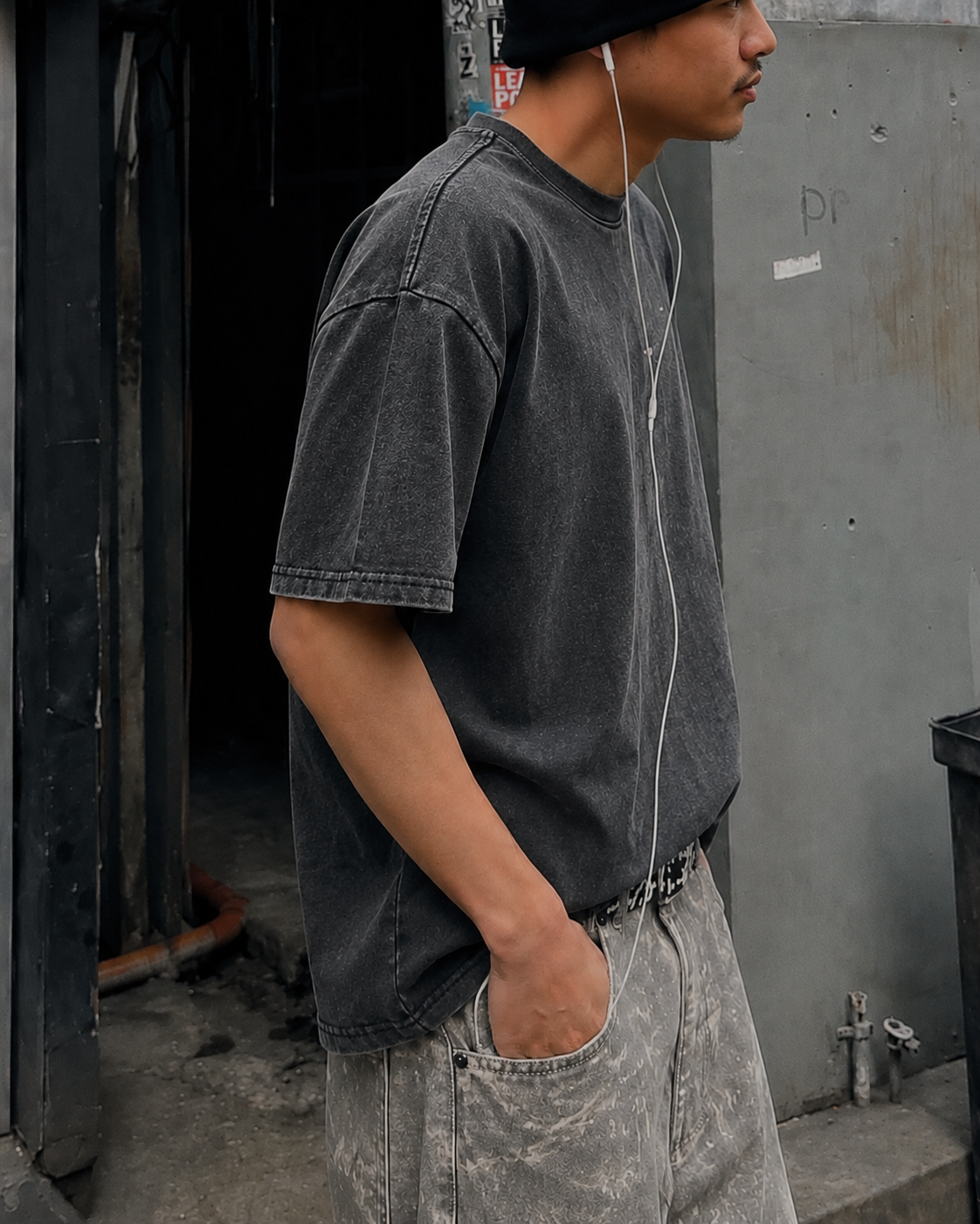 T-shirt Y2K Washed Axen Black - side worn view Seoul