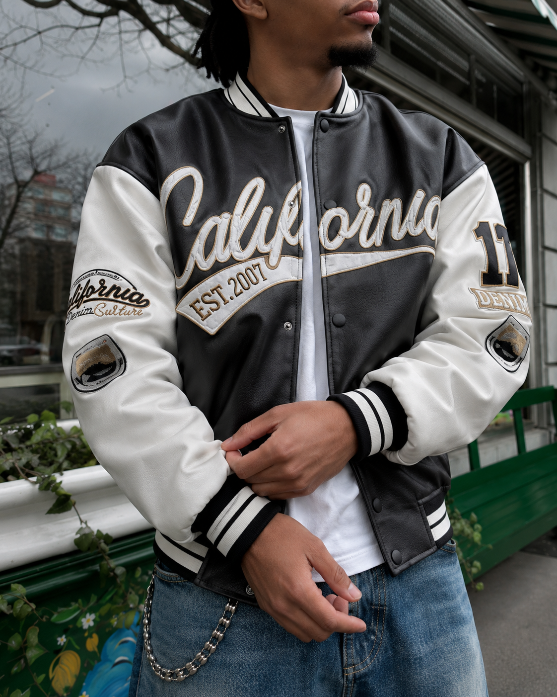 Veste universitaire noire et écrue détail des broderies et des manches contrastées