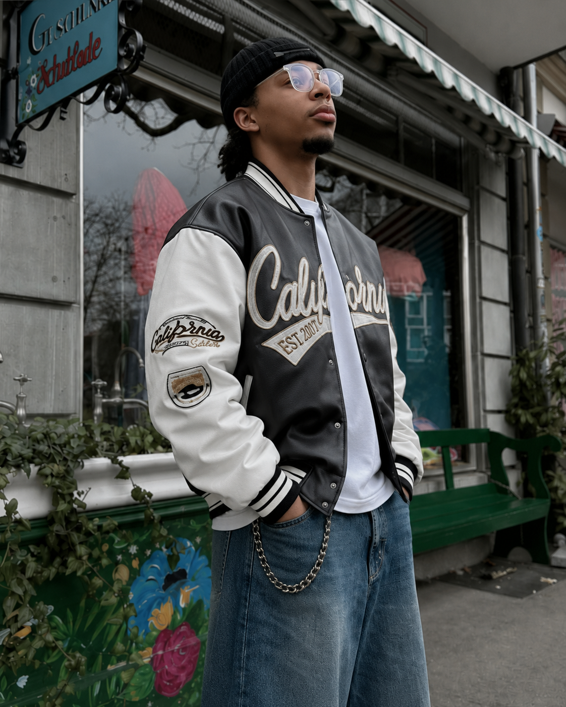 Veste universitaire noire et écrue vue trois-quarts avec patchs California