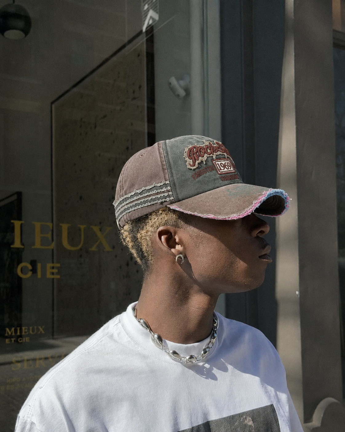 Casquette vintage marron et mauve portée streetwear vue de profil