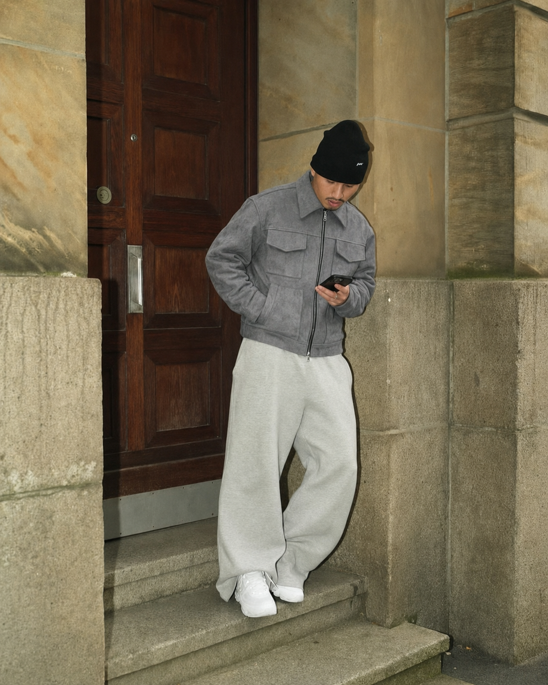 Veste workwear grise effet suédé portée avec pantalon large