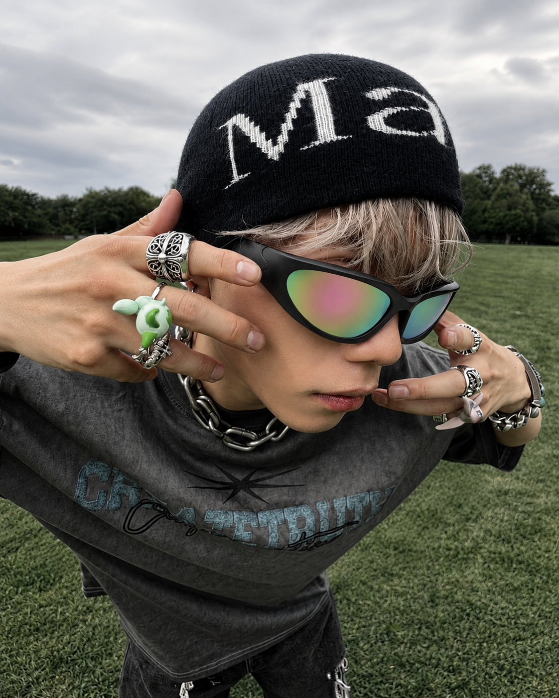 Lunettes Y2K noires verres miroir multicolores portées grunge