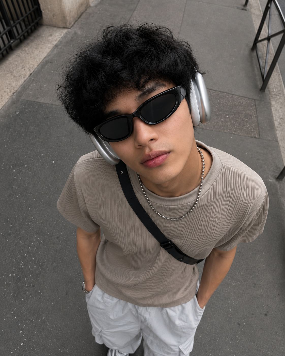 Lunettes Y2K noires verres fumés portées streetwear casque