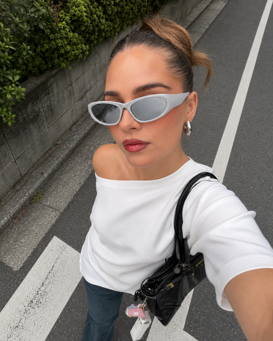 Lunettes Y2K argentées verres gris portées streetwear femme
