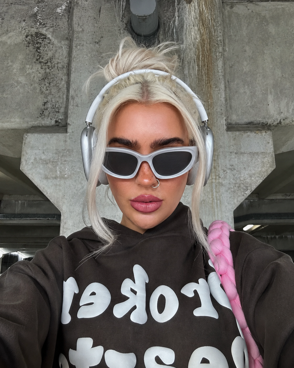 Lunettes Y2K blanches verres fumés portées casque streetwear